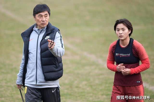 令人艳羡！孙悦再婚娶哈佛高材生，携妻共度惬意假日，颜值与身材俱佳